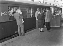 834494 Afbeelding van een Belgische trein langs het perron van het N.S.-station Roosendaal te Roosendaal, met rechts de ...